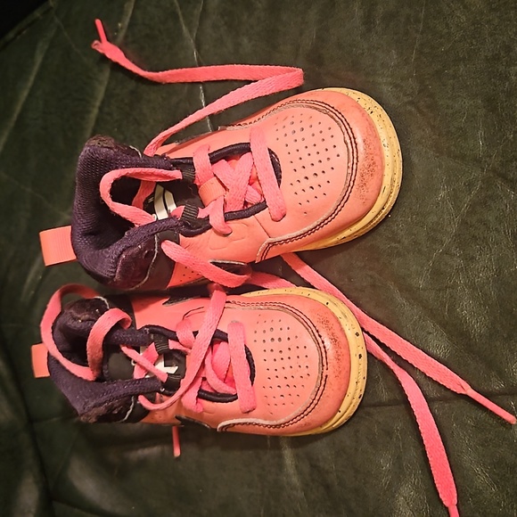 Nike shoes - Picture 2 of 4